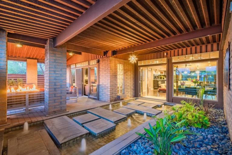 Villa Medano vacation home in Scottsdale with modern outdoor living space