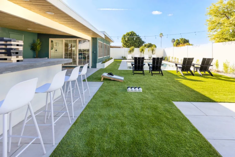 The Palm vacation home in Scottsdale with covered patio dining