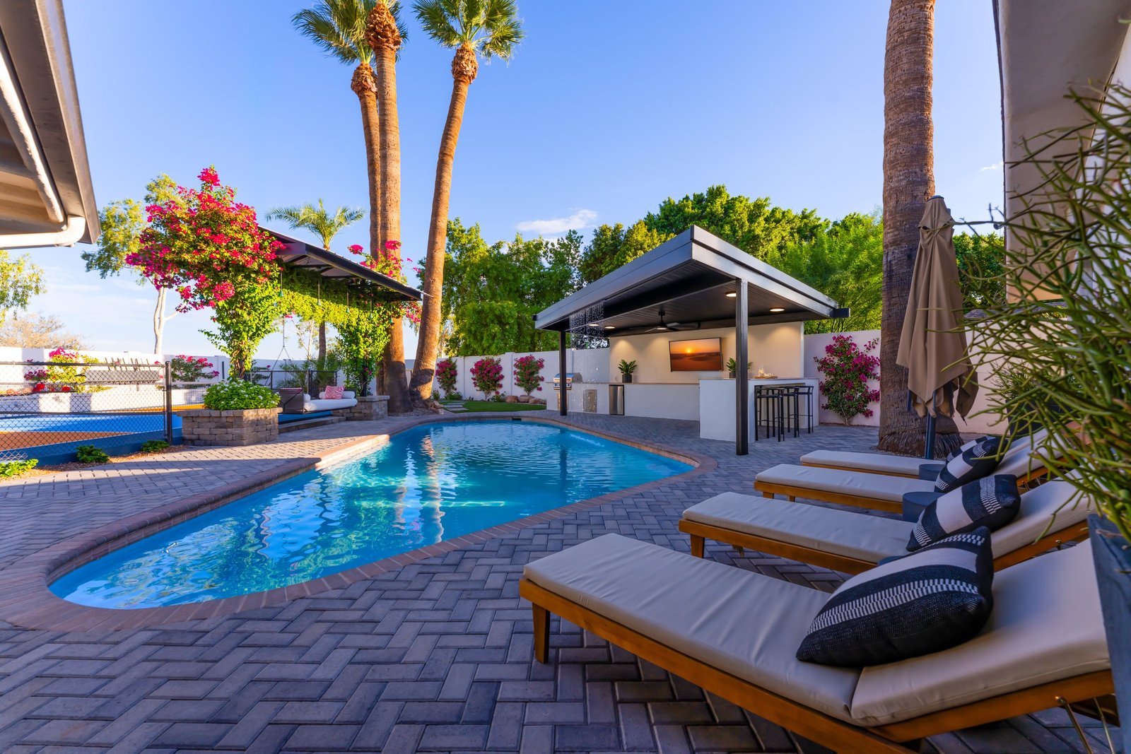 Villa Makena pool and outdoor bar pergola in Scottsdale